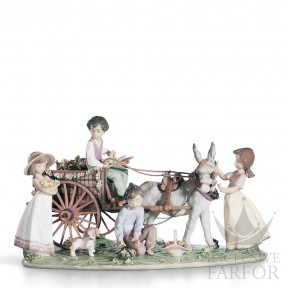 01001797 Lladro Childhood & Fairy Tales "In my garden" (Лимитированная серия на 3000 пред.)Статуэтка "Очаровательная детская скульптура" 29 x 47см