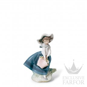 01005222 Lladro Childhood & Fairy Tales "In my garden"Статуэтка "Яркий ворох" 18 x 10см