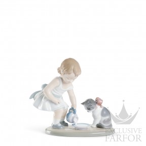01008498 Lladro Childhood & Fairy Tales "With my pets"Статуэтка "Завтрак для котенка" 17 x 20см