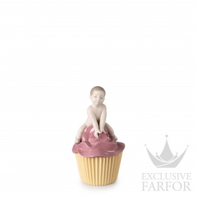01009446 Lladro Childhood & Fairy Tales "My Sweet Cupcake"Статуэтка "Мой сладкий кекс (мальчик)" 14 х 8см