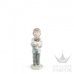 01008504 Lladro Childhood & Fairy Tales "Sweet Moments"Статуэтка "Лучшее для тебя (мальчик)" 18 x 7см