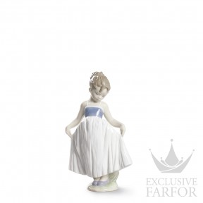 01009172 Lladro Childhood & Fairy Tales "Sweet Moments"Статуэтка "Взгляни на мое платье" 20 x 12см