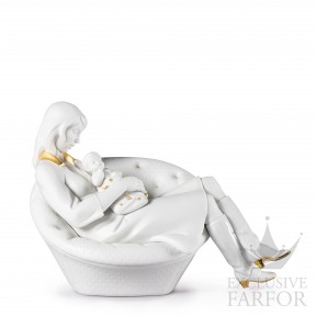 01009381 Lladro Family Stories "Feels Like Heaven"Статуэтка "В маминых объятьях (золотой)" 22 х 30см