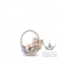 01018482 Lladro Family Stories "Newborn" Статуэтка "Рожденный в 2024" 10 х 9см